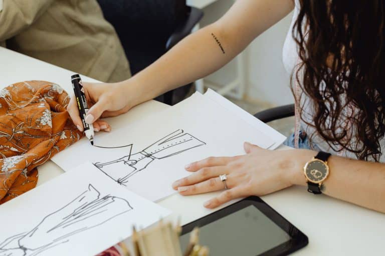 Du croquis à la collection : les étapes méconnues du design de mode avant le défilé